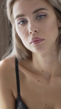 Bu stok dikey video seksi iç çamaşırlı genç bir kadını gösteriyor.