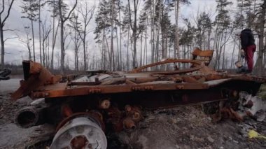 Bu video, Ukrayna 'daki savaş sırasında yok edilen Rus askeri ekipmanlarını gösteriyor.