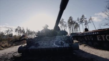 Bu video, Ukrayna 'daki savaş sırasında yok edilen Rus askeri ekipmanlarını gösteriyor.