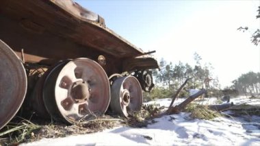 Bu video, Ukrayna 'daki savaş sırasında yok edilen Rus askeri ekipmanlarını gösteriyor.
