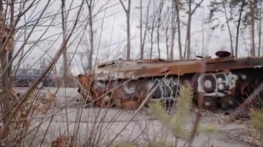 Bu video, Ukrayna 'daki savaş sırasında yok edilen Rus askeri ekipmanlarını gösteriyor.