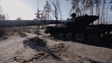 Bu video, Ukrayna 'daki savaş sırasında yok edilen Rus askeri ekipmanlarını gösteriyor.