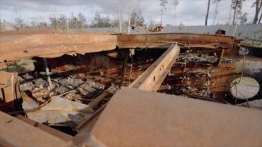 Bu video, Ukrayna 'daki savaş sırasında yok edilen Rus askeri ekipmanlarını gösteriyor.