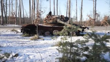 Bu video, Ukrayna 'daki savaş sırasında yok edilen Rus askeri ekipmanlarını gösteriyor.