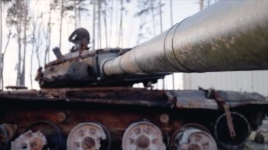 Bu video, Ukrayna 'daki savaş sırasında yok edilen Rus askeri ekipmanlarını gösteriyor.