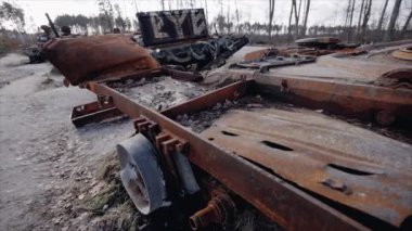 Bu video, Ukrayna 'daki savaş sırasında yok edilen Rus askeri ekipmanlarını gösteriyor.