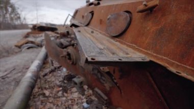 Bu video, Ukrayna 'daki savaş sırasında yok edilen Rus askeri ekipmanlarını gösteriyor.