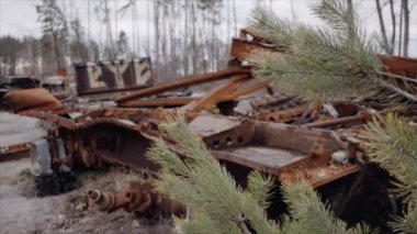 Bu video, Ukrayna 'daki savaş sırasında yok edilen Rus askeri ekipmanlarını gösteriyor.