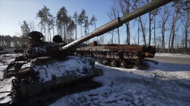 Bu video, Ukrayna 'daki savaş sırasında yok edilen Rus askeri ekipmanlarını gösteriyor.