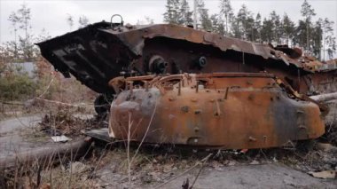 Bu video, Ukrayna 'daki savaş sırasında yok edilen Rus askeri ekipmanlarını gösteriyor.