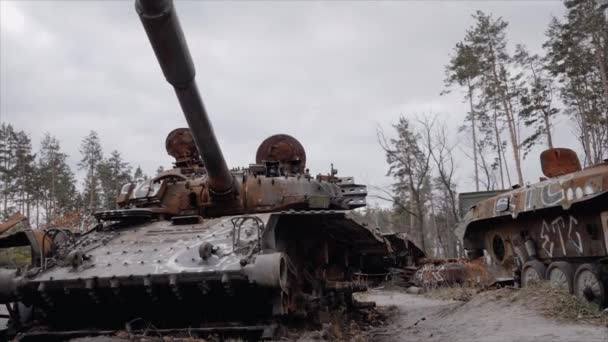 このストックビデオは8Kでウクライナでの戦争中に破壊されたロシアの軍事機器を示しています — ストック動画