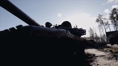 Bu video, Ukrayna 'daki savaş sırasında yok edilen Rus askeri ekipmanlarını gösteriyor.