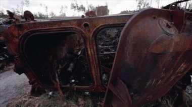 Bu video, Ukrayna 'daki savaş sırasında yok edilen Rus askeri ekipmanlarını gösteriyor.