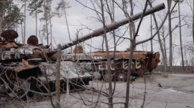 Bu video, Ukrayna 'daki savaş sırasında yok edilen Rus askeri ekipmanlarını gösteriyor.