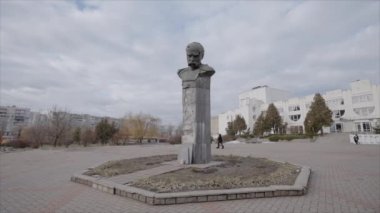 Bu video, Ukrayna 'nın Borodyanka kentindeki Taras Shevchenko anıtını gösteriyor.