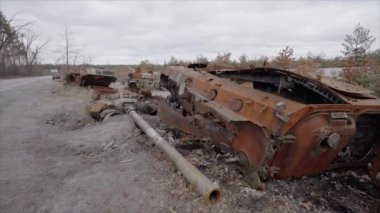 Bu video, Ukrayna 'daki savaş sırasında yok edilen Rus askeri ekipmanlarını gösteriyor.