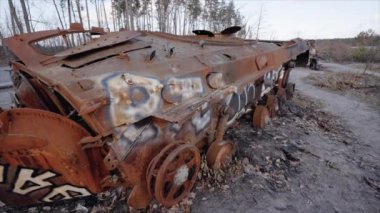 Bu video, Ukrayna 'daki savaş sırasında yok edilen Rus askeri ekipmanlarını gösteriyor.