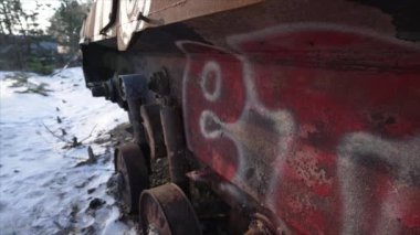 Bu video, Ukrayna 'daki savaş sırasında yok edilen Rus askeri ekipmanlarını gösteriyor.