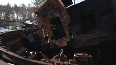 Bu video, Ukrayna 'daki savaş sırasında yok edilen Rus askeri ekipmanlarını gösteriyor.