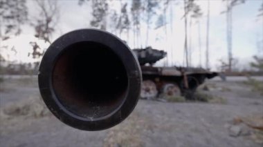 Bu video, Ukrayna 'daki savaş sırasında yok edilen Rus askeri ekipmanlarını gösteriyor.