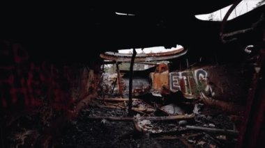 Bu video, Ukrayna 'daki savaş sırasında yok edilen Rus askeri ekipmanlarını gösteriyor.