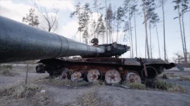 Bu video, Ukrayna 'daki savaş sırasında yok edilen Rus askeri ekipmanlarını gösteriyor.