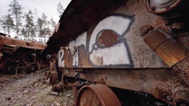 Bu video, Ukrayna 'daki savaş sırasında yok edilen Rus askeri ekipmanlarını gösteriyor.