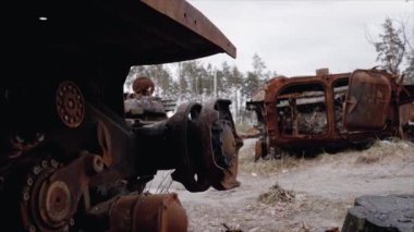 Bu video, Ukrayna 'daki savaş sırasında yok edilen Rus askeri ekipmanlarını gösteriyor.