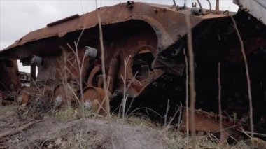 Bu video, Ukrayna 'daki savaş sırasında yok edilen Rus askeri ekipmanlarını gösteriyor.