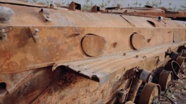 Bu video, Ukrayna 'daki savaş sırasında yok edilen Rus askeri ekipmanlarını gösteriyor.