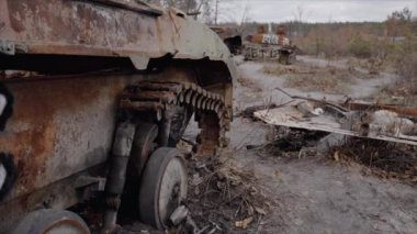 Bu video, Ukrayna 'daki savaş sırasında yok edilen Rus askeri ekipmanlarını gösteriyor.