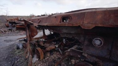 Bu video, Ukrayna 'daki savaş sırasında yok edilen Rus askeri ekipmanlarını gösteriyor.