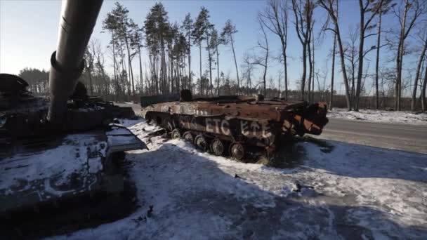 このストックビデオは8Kでウクライナでの戦争中に破壊されたロシアの軍事機器を示しています — ストック動画
