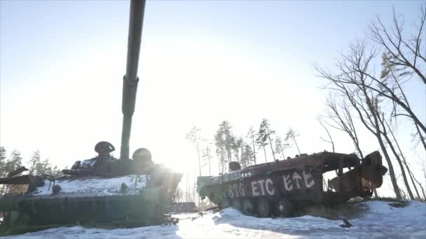 Video Ini Menunjukkan Hancur Peralatan Militer Rusia Selama Perang Ukraina — Stok Video