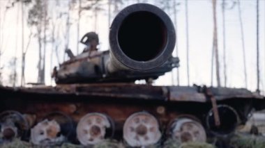 Bu video, Ukrayna 'daki savaş sırasında yok edilen Rus askeri ekipmanlarını gösteriyor.