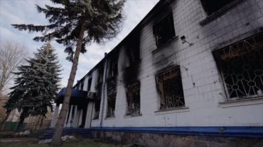 Bu video, Ukrayna 'daki savaş sırasında ağır çekimde yok olan bir polis karakolunu gösteriyor.