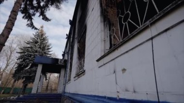 Bu video, Ukrayna 'daki savaş sırasında ağır çekimde yok olan bir polis karakolunu gösteriyor.