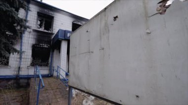 Bu video, Ukrayna 'daki savaş sırasında ağır çekimde yok olan bir polis karakolunu gösteriyor.