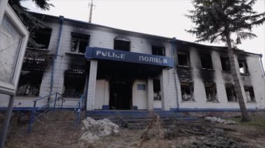 Bu video, Ukrayna 'daki savaş sırasında ağır çekimde yok olan bir polis karakolunu gösteriyor.