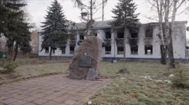 Bu video, Ukrayna 'daki savaş sırasında ağır çekimde yok olan bir polis karakolunu gösteriyor.