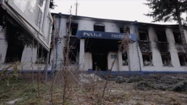 Bu video, Ukrayna 'daki savaş sırasında ağır çekimde yok olan bir polis karakolunu gösteriyor.
