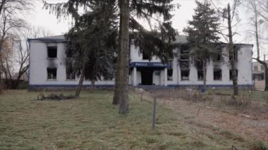Bu video, Ukrayna 'daki savaş sırasında ağır çekimde yok olan bir polis karakolunu gösteriyor.