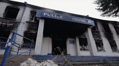 Bu video, Ukrayna 'daki savaş sırasında ağır çekimde yok olan bir polis karakolunu gösteriyor.