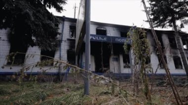 Bu video, Ukrayna 'daki savaş sırasında ağır çekimde yok olan bir polis karakolunu gösteriyor.