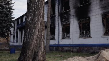 Bu video, Ukrayna 'daki savaş sırasında ağır çekimde yok olan bir polis karakolunu gösteriyor.