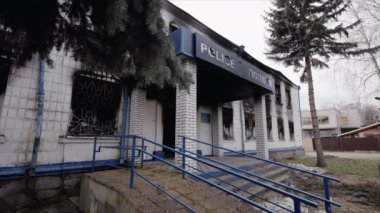 Bu video, Ukrayna 'daki savaş sırasında ağır çekimde yok olan bir polis karakolunu gösteriyor.
