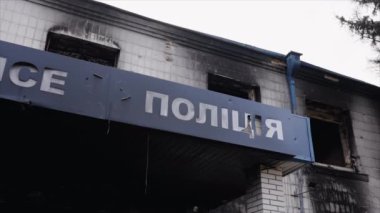 Bu video, Ukrayna 'daki savaş sırasında ağır çekimde yok olan bir polis karakolunu gösteriyor.