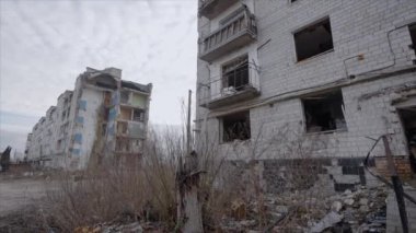 Bu yavaş çekim videosu Borodyanka, Ukrayna 'da savaştan zarar görmüş bir binayı gösteriyor.