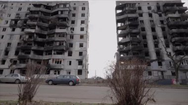 Bu yavaş çekim videosu Borodyanka, Ukrayna 'da savaştan zarar görmüş bir binayı gösteriyor.