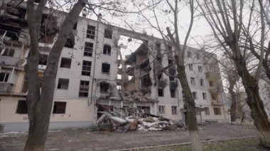 Bu yavaş çekim videosu Borodyanka, Ukrayna 'da savaştan zarar görmüş bir binayı gösteriyor.